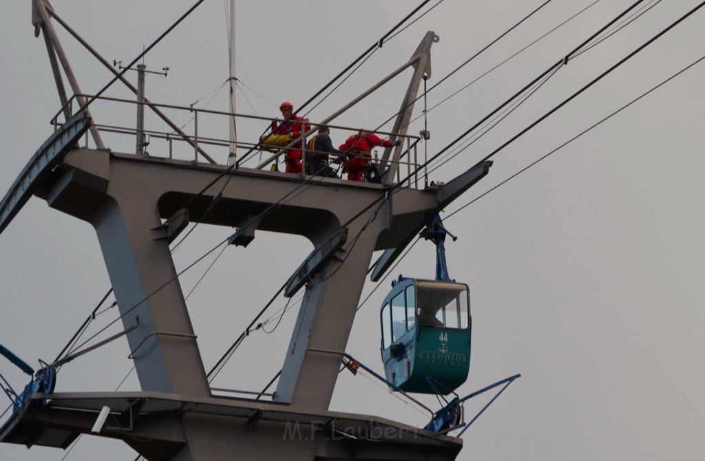 Einsatz BF Hoehenretter Koelner Seilbahn Hoehe Zoobruecke P2102.JPG